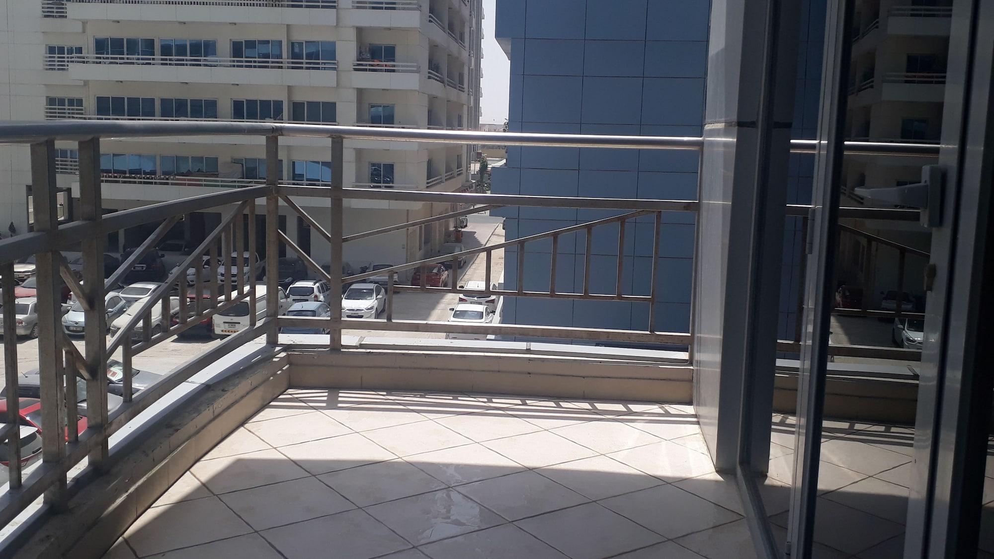 דובאי Al Waleed Palace Hotel Apartment Al Barsha מראה חיצוני תמונה