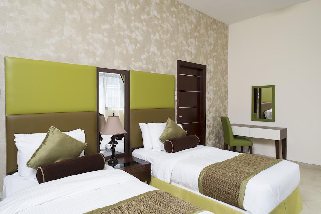 דובאי Al Waleed Palace Hotel Apartment Al Barsha מראה חיצוני תמונה