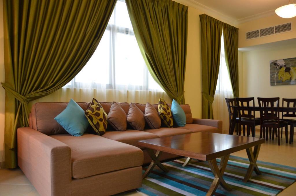 דובאי Al Waleed Palace Hotel Apartment Al Barsha מראה חיצוני תמונה