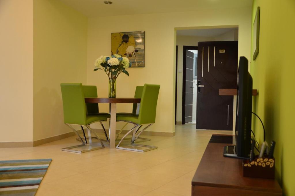 דובאי Al Waleed Palace Hotel Apartment Al Barsha מראה חיצוני תמונה