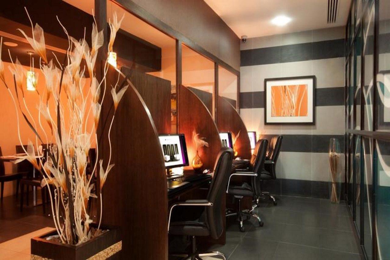 דובאי Al Waleed Palace Hotel Apartment Al Barsha מראה חיצוני תמונה