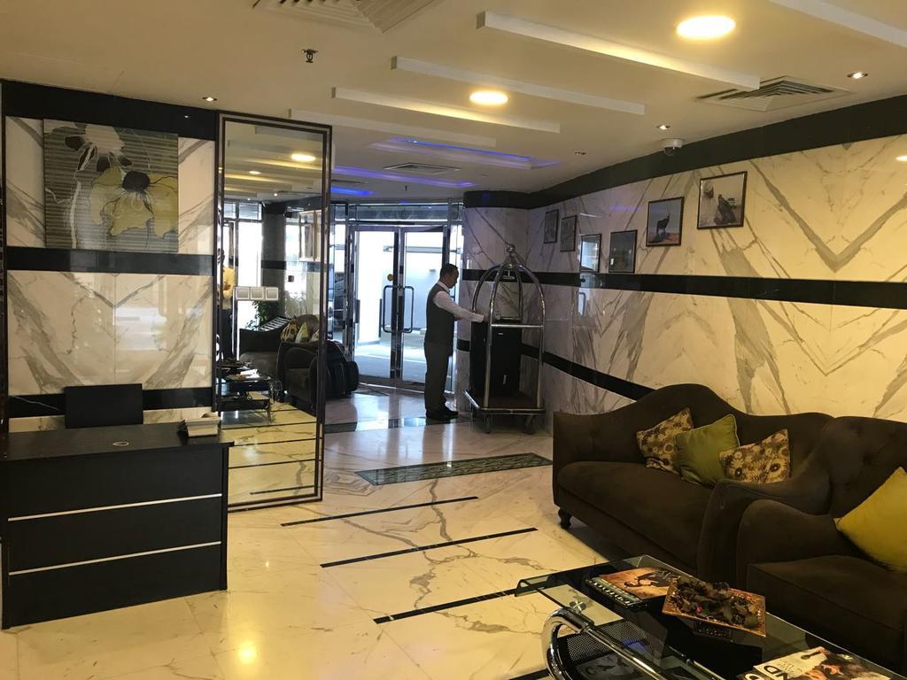 דובאי Al Waleed Palace Hotel Apartment Al Barsha מראה חיצוני תמונה