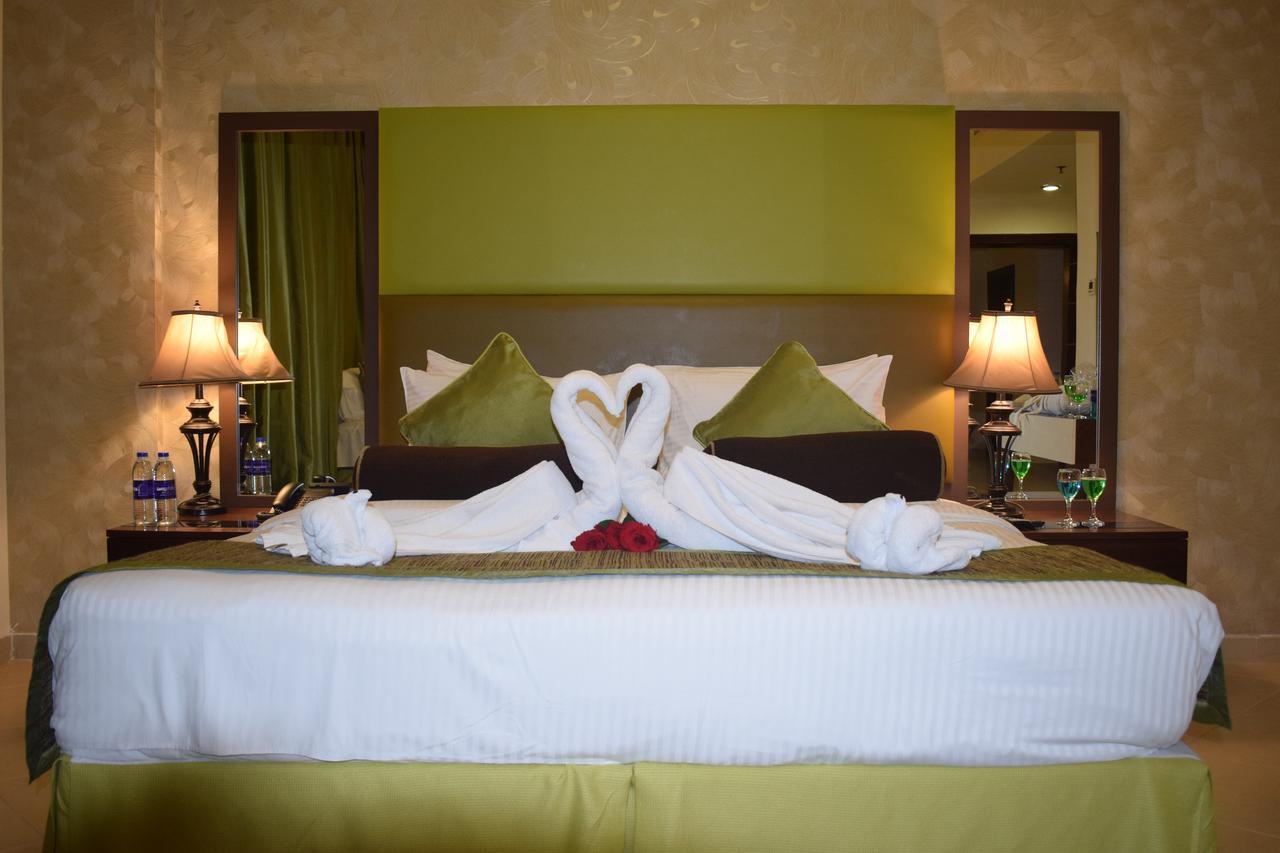 דובאי Al Waleed Palace Hotel Apartment Al Barsha מראה חיצוני תמונה
