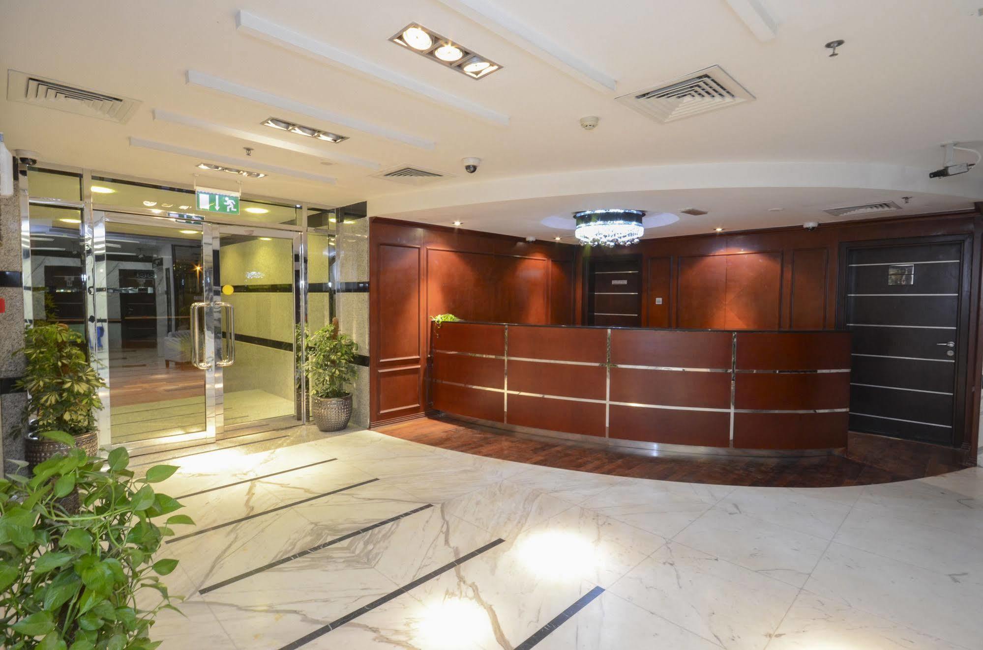 דובאי Al Waleed Palace Hotel Apartment Al Barsha מראה חיצוני תמונה