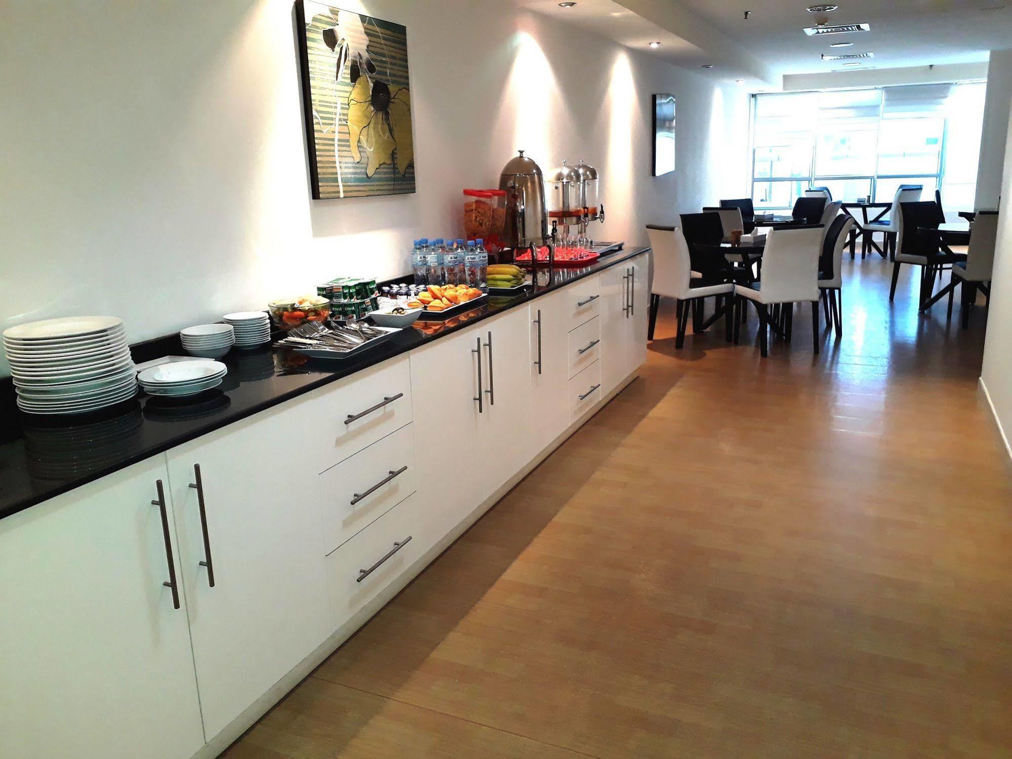 דובאי Al Waleed Palace Hotel Apartment Al Barsha מראה חיצוני תמונה
