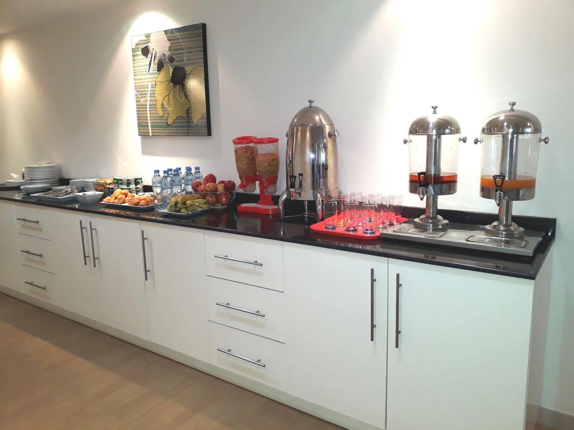 דובאי Al Waleed Palace Hotel Apartment Al Barsha מראה חיצוני תמונה