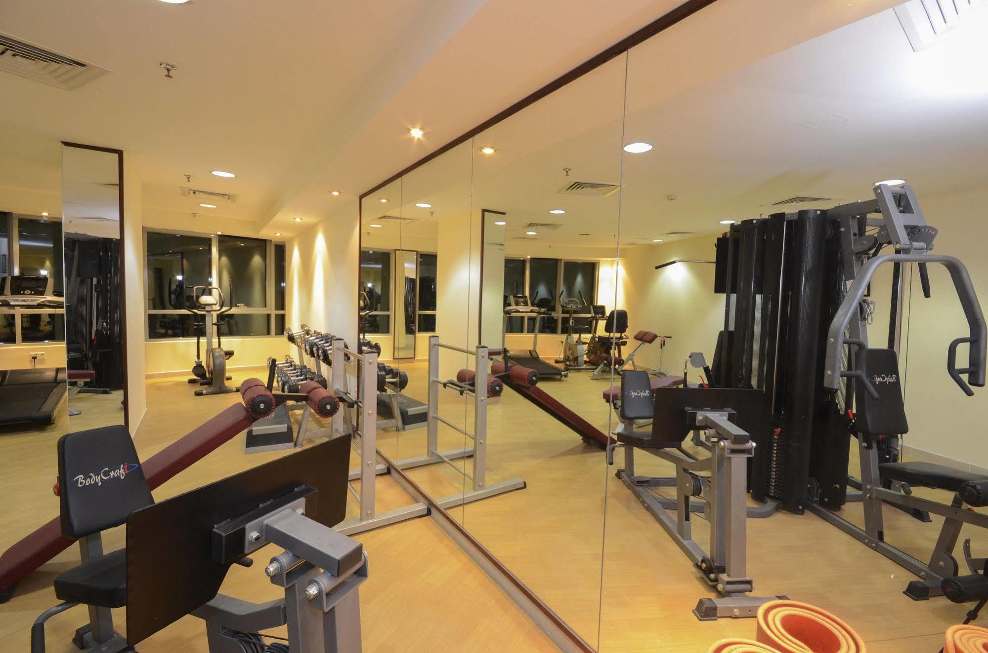 דובאי Al Waleed Palace Hotel Apartment Al Barsha מראה חיצוני תמונה